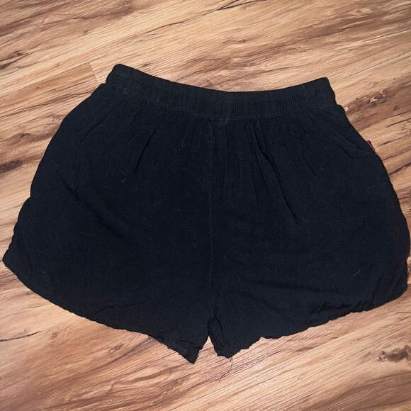 Super Cute Black and Red Floral Print Loose Fitting Shorts Size Small - Picture 2 of 7